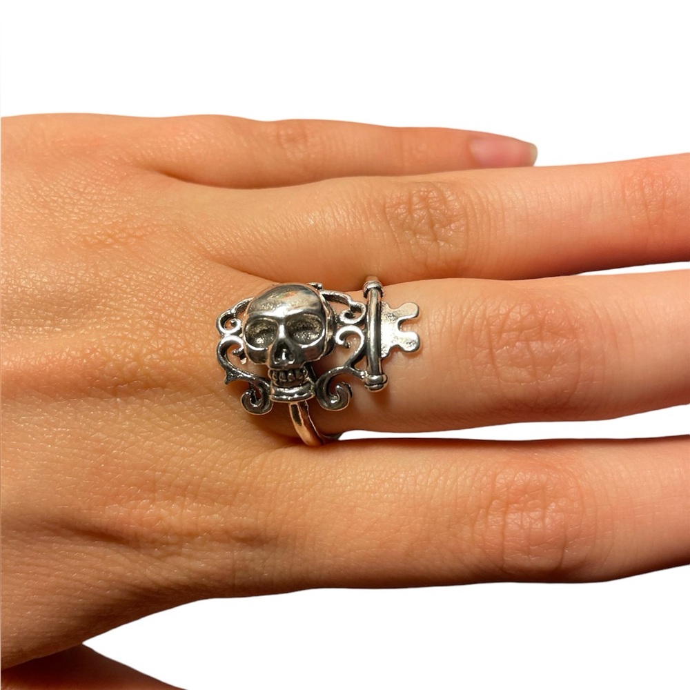 Silver Gothic Skull Ring Size 7/8